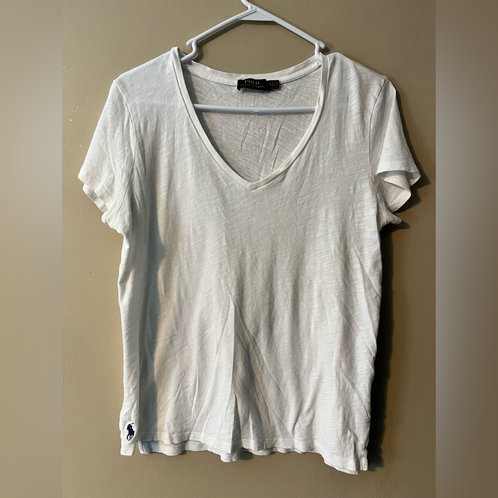 Polo Ralph Lauren white v neck short sleeve
T-shirt size M.